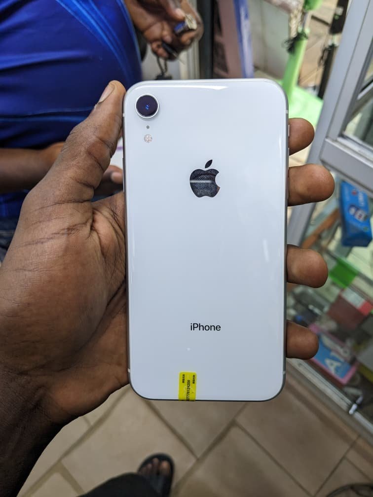 Apple iPhone XR (128GB) – US Version (Unlocked)